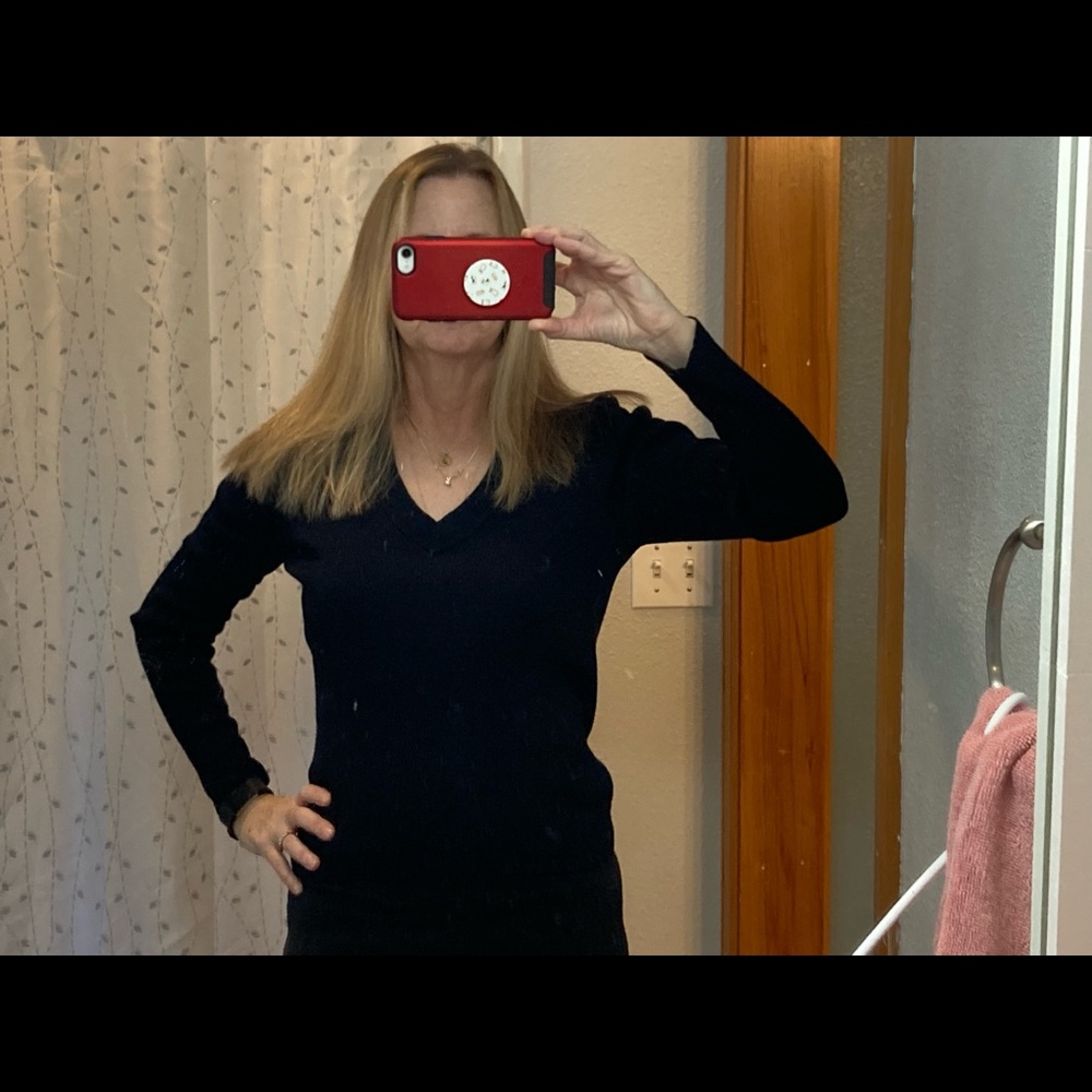 Banana Republic knit v-neck sweater. Size L